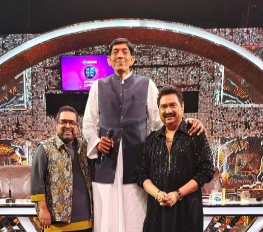 Kumar Sanu and Shankar Mahadevan also photographed Dharmendra Singh.