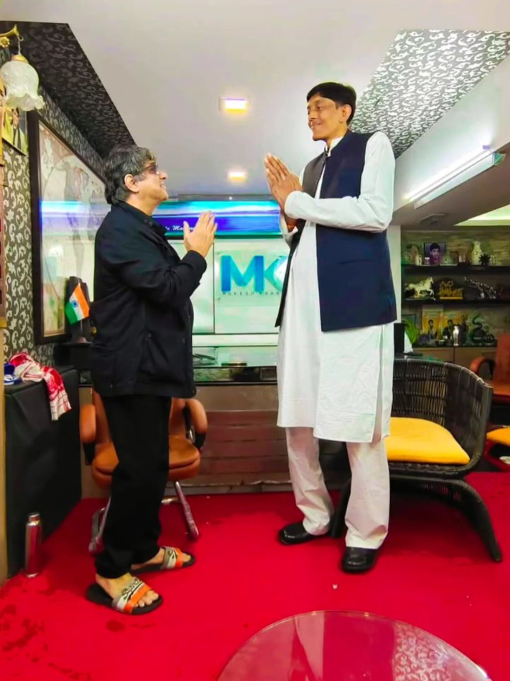 Mukesh Khanna bowed with folded hands after seeing the length of Dharmendra during a program.