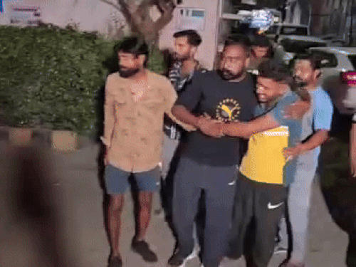 पिता की मौत की सूचना पर मौके पर पहुंचा बेटा।