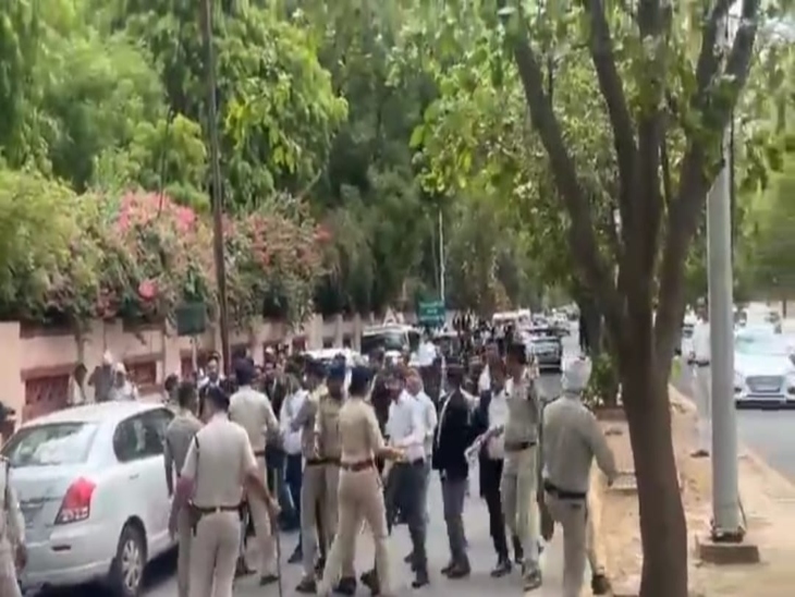 एक दिन पहले मूर्ति विवाद के बाद हाईकोर्ट परिसर के बाहर जातिगत तनाव भड़क गया था