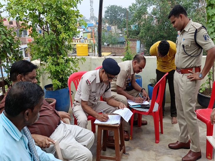 मामला दर्ज कर जांच करती पुलिस - Dainik Bhaskar