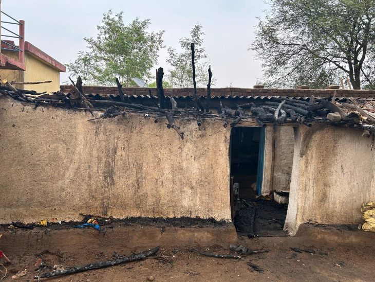 इसी घर में शनिवार रात अचानक आग गई, पुलिस ने शॉर्ट सर्किट से आग लगने की आशंका जताई है।