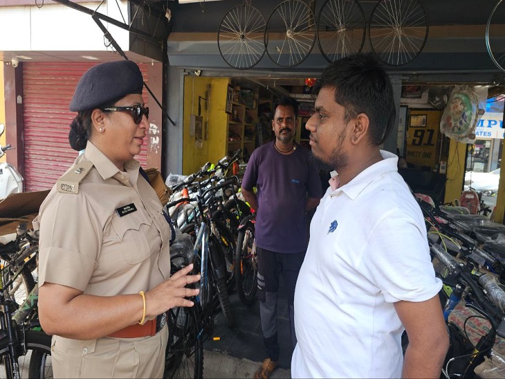 ट्रैफिक एएसपी ऋचा मिश्रा समझाइश देते हुए - Dainik Bhaskar