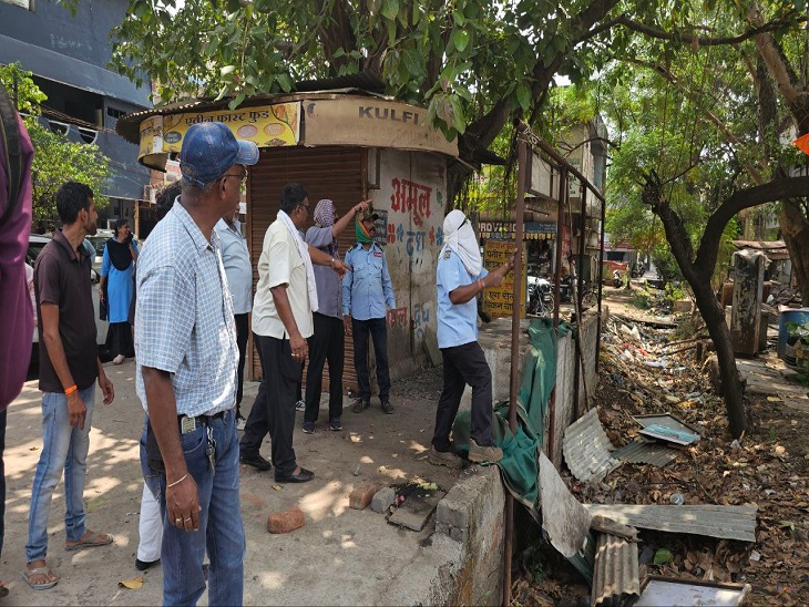 अतिक्रमण कर सड़क तक लगी दुकानों को हटाया गया