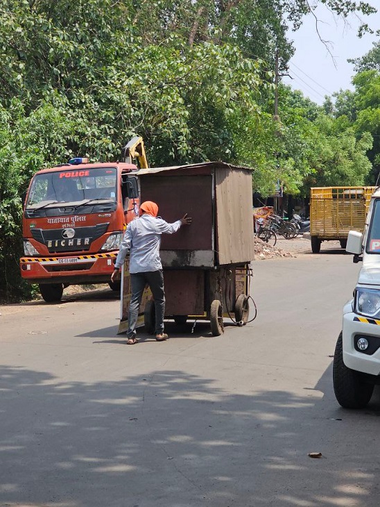 की गई जप्ती की कार्रवाई, ठेले को जब्त कर ले जाते हुए
