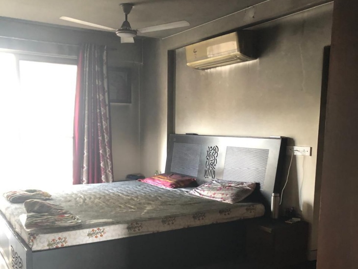 फ्लैट के इसी कमरे में लगे एसी में शॉर्ट सर्किट से आग लग गई थी।