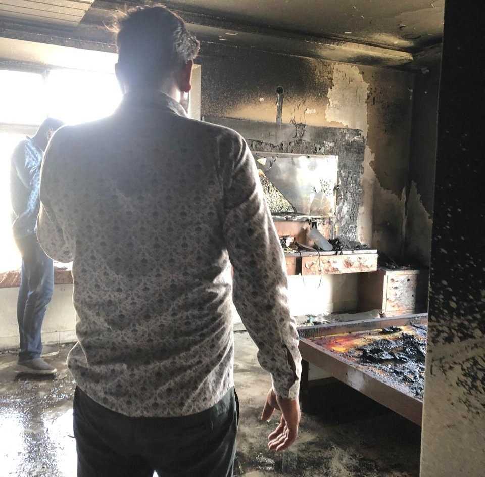 आग से फ्लैट में काफी नुकसान हुआ। यहां रखा सामान जलकर खाक हो गया।