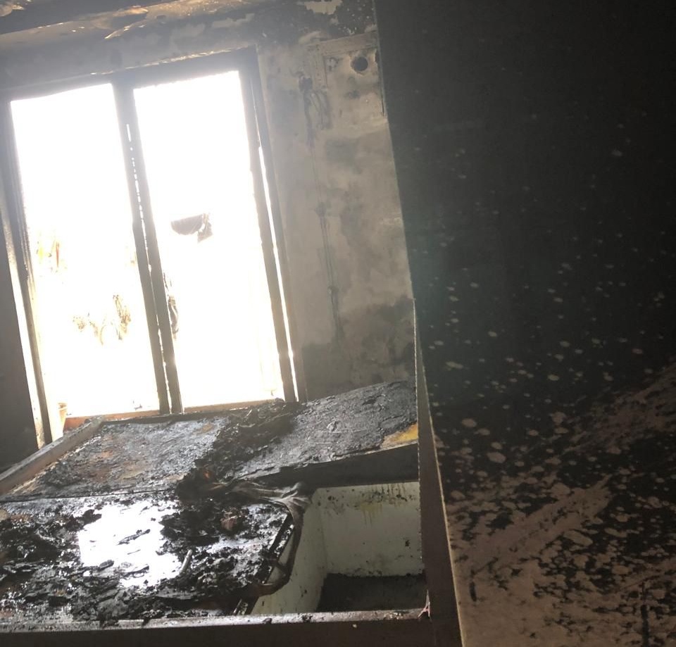 हादसे के बाद अपार्टमेंट में हड़कंप मच गया।