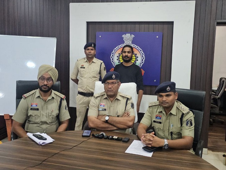 ठगी के मामले का खुलासा करती पुलिस - Dainik Bhaskar