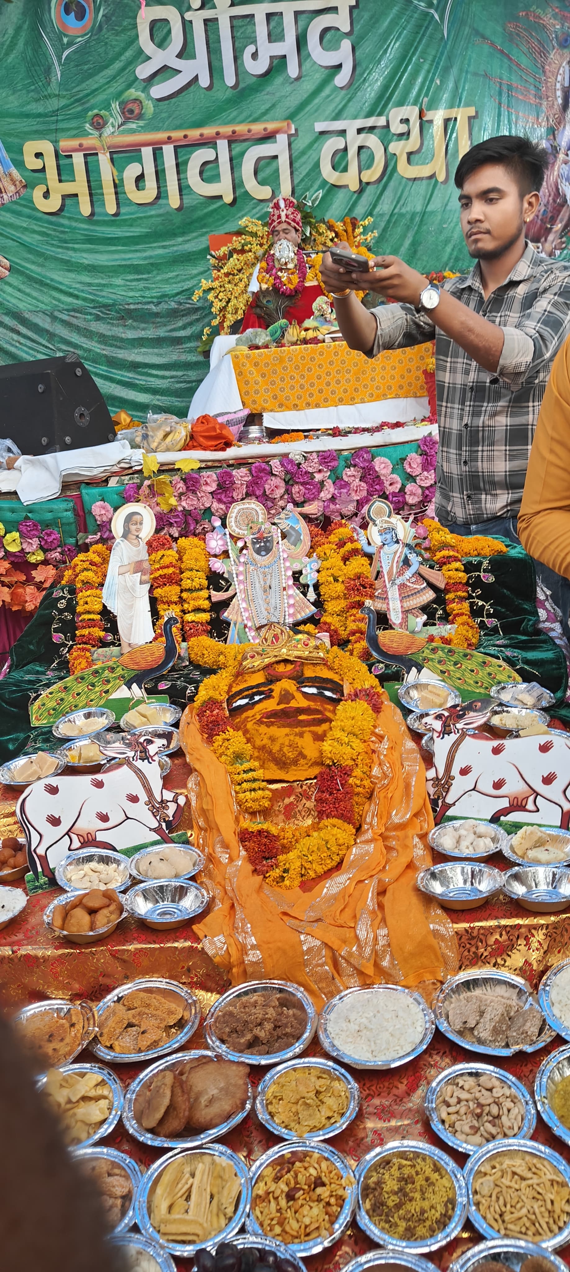 In Ratnagiri, devotees celebrated Annakoot by offering 56 bhogs