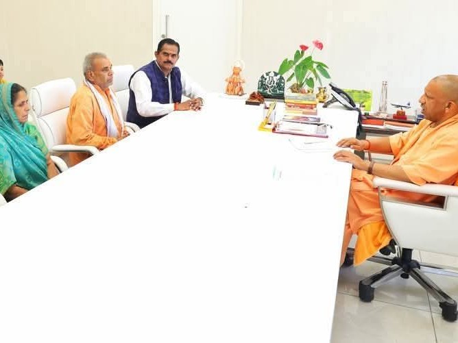 CM से मिली मृतक पत्रकार राघवेन्द्र बाजपेई की पत्नी। - Dainik Bhaskar