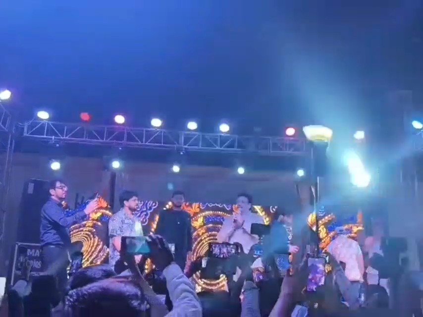 तिलक समारोह में शामिल होने फिल्म अभिनेता गोविंदा पहुंचे।