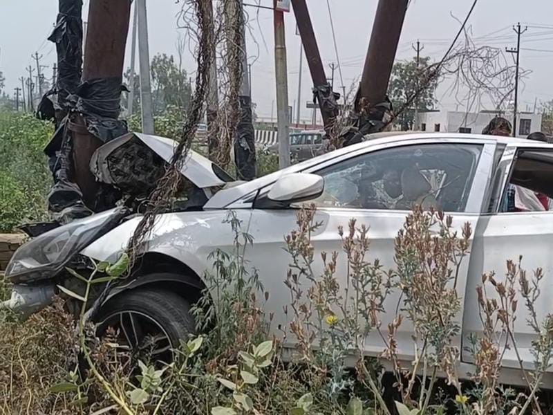 Car collided with electric pole in Baghpat