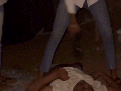 वीडियो में बदमाश युवक को लात-मुक्कों से पीटते हुए दिखाई दिए।