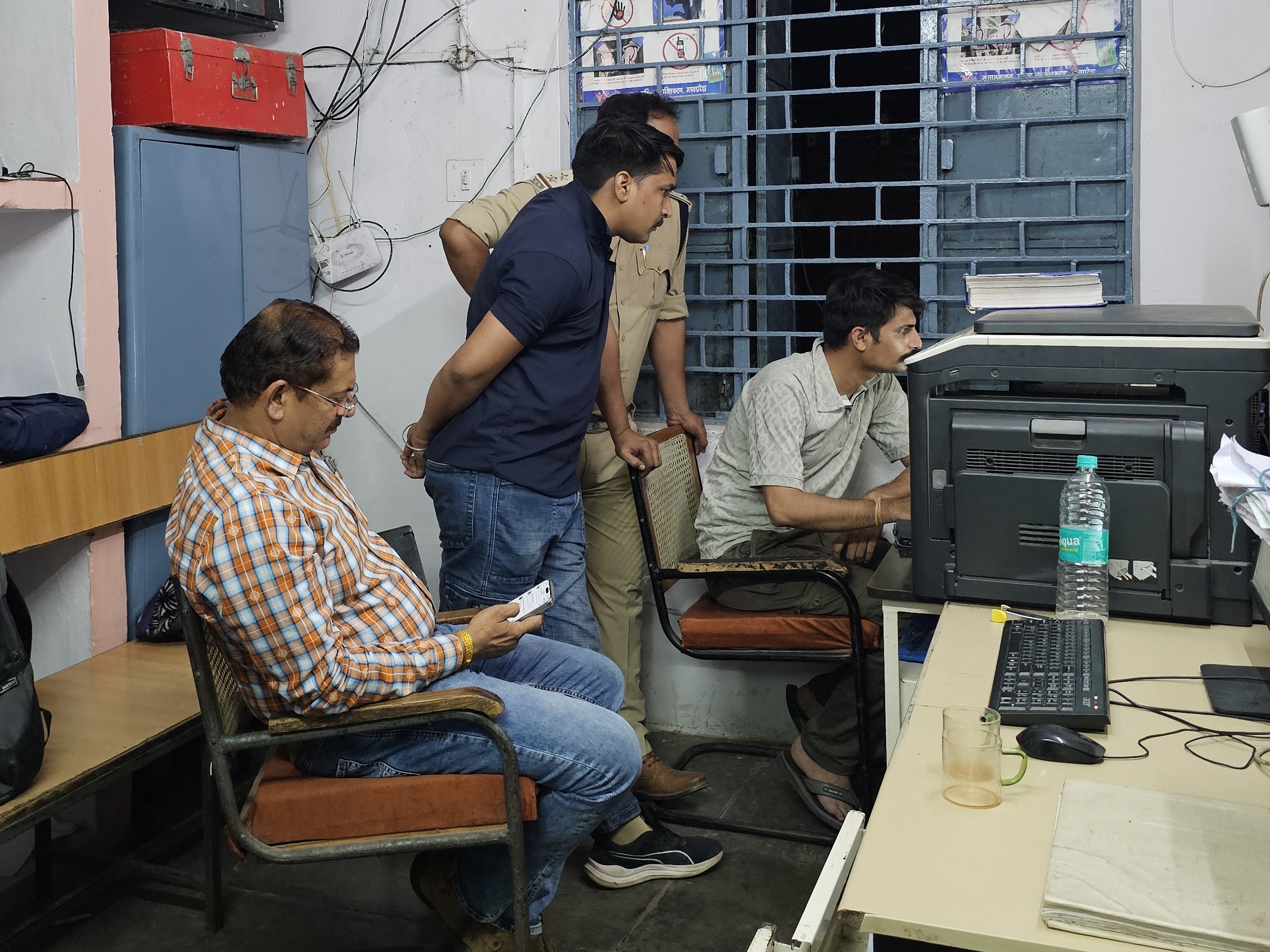 Excise officer and liquor contractor face to face in Mandsaur | आबकारी  अधिकारी पर 10 लाख रुपए मांगने का आरोप: मंदसौर में शराब ठेकेदार बोला- पैसे  नहीं दिए तो दुकान बंद कराने