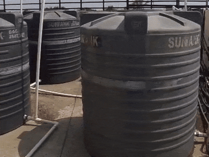 पांच में से चार टंकियों की हालत खराब।