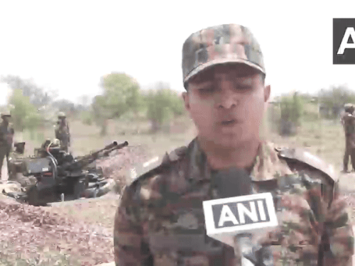 मीडिया को जानकारी दते हुए सैन्य अधिकारी।