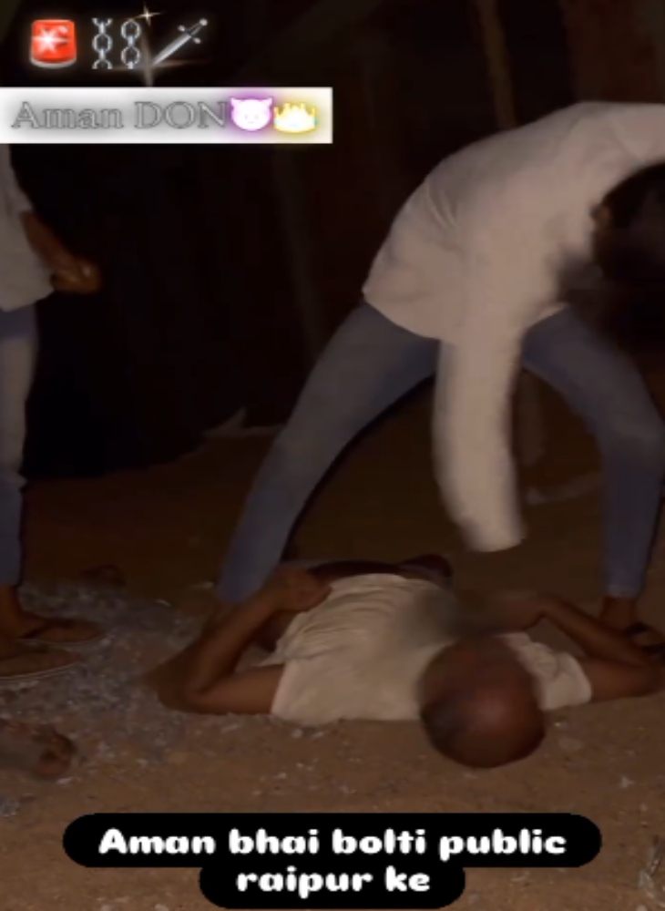 मारपीट करते बदमाशों ने सोशल मीडिया में वीडियो वायरल किया।