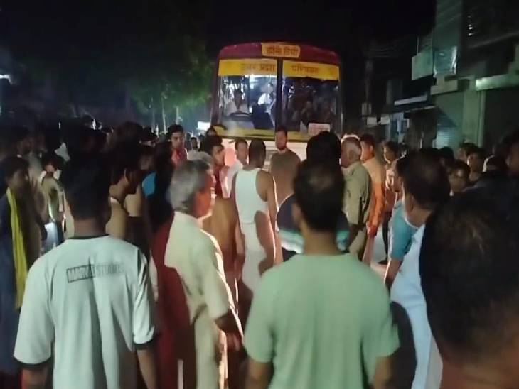 आग लगने के बाद काफी लोग मौके पर एकत्रित हो गए।