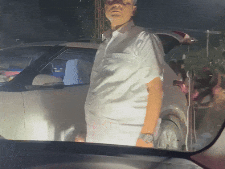 शिकायतकर्ता ने पुलिस को उसके साथ मारपीट करने और धमकाने वाले वीडियो भी सौंपे थे।