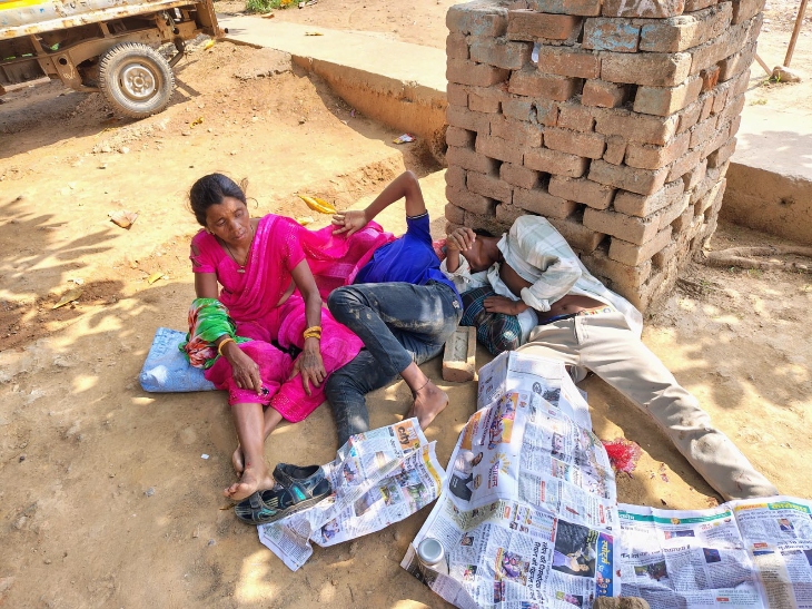 मृतक को पेपर से ढका गया