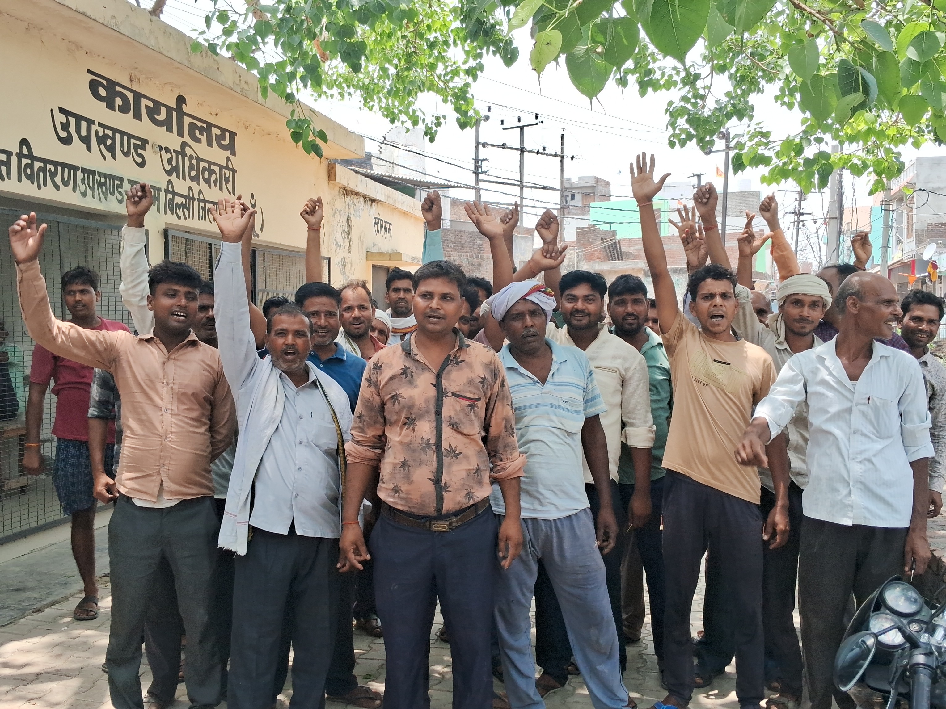 Farmers are troubled due to power cuts in Bilsi