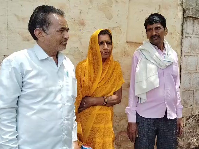 Widow's land was registered using fake Aadhaar card | फर्जी आधार कार्ड से  विधवा की जमीन रजिस्ट्री कराई: 20 लाख की प्रॉपर्टी 5 लाख में बिका; न्याय न  मिलने पर आत्महत्या ...