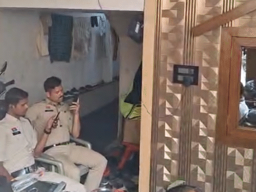 रायपुर के देवेंद्र नगर स्थित जी नागेश्वर राव के घर शनिवार को EOW पहुंची थी।