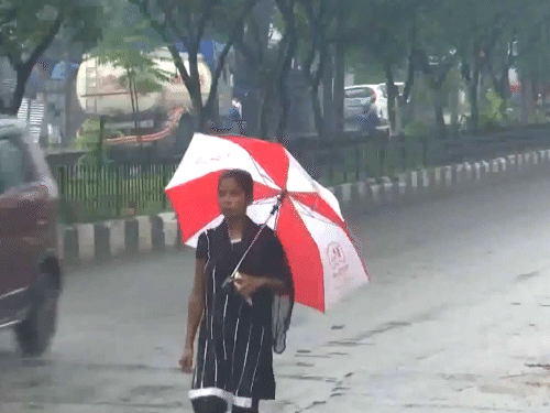 असम: गुवाहाटी में सुबह से ही तेज बारिश हो रही है। अगले 5 दिन राज्य में बारिश का अलर्ट है। (20 मई की तस्वीर)