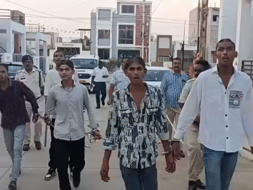 रायपुर में सॉफ्टवेयर इंजीनियर से मारपीट करने वाले बदमाशों का बदमाशों का पुलिस ने जुलूस निकाला।