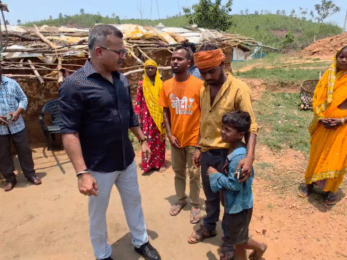 खबर दिखाए जाने के बाद सरगुजा कलेक्टर विलास भास्कर गांव पहुंचकर पीड़ित परिवार से मिले।