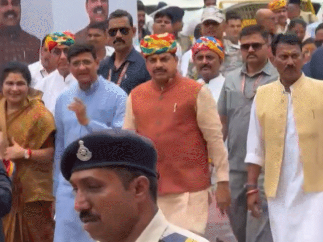 सीएम धोती-कुर्ता और साफा पहने कैबिनेट बैठक में शामिल होने पहुंचे।