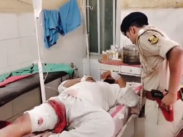 घायल से अस्पताल में हालचाल लेती पुलिस।