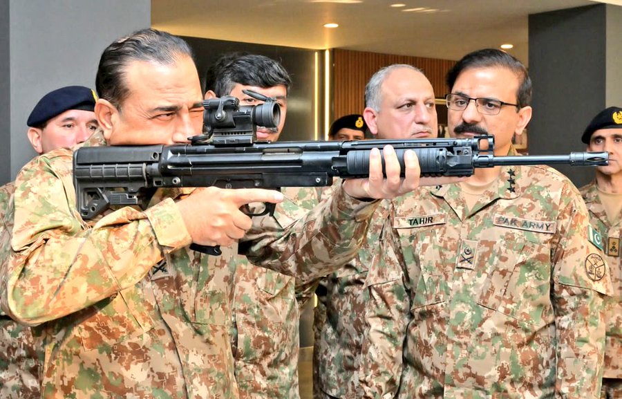 आसिम मुनीर 16 जनवरी, 2024 को पंजाब में पाकिस्तान ऑर्डिनेंस फैक्ट्री (POF) की अपनी विजिट के दौरान हथियारों का निरीक्षण करते हुए।