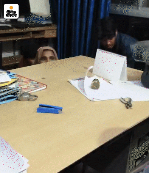 ये तस्वीर 6 मई को बदरपुर थाने की है, जहां रोहिंग्या शरणार्थियों को बायोमेट्रिक के लिए बुलाया गया था। ये वीडियो विक्टिम फैमिली ने दिया है। दैनिक भास्कर इसकी पुष्टि नहीं करता।