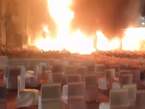 तेज हवा चलने के कारण आग ने देखते ही देखते विकराल रूप ले लिया था।