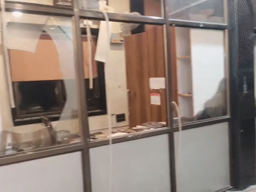 प्लांट के अंदर बने ऑफिस कैबिन के शीशे भी तोड़े गए।