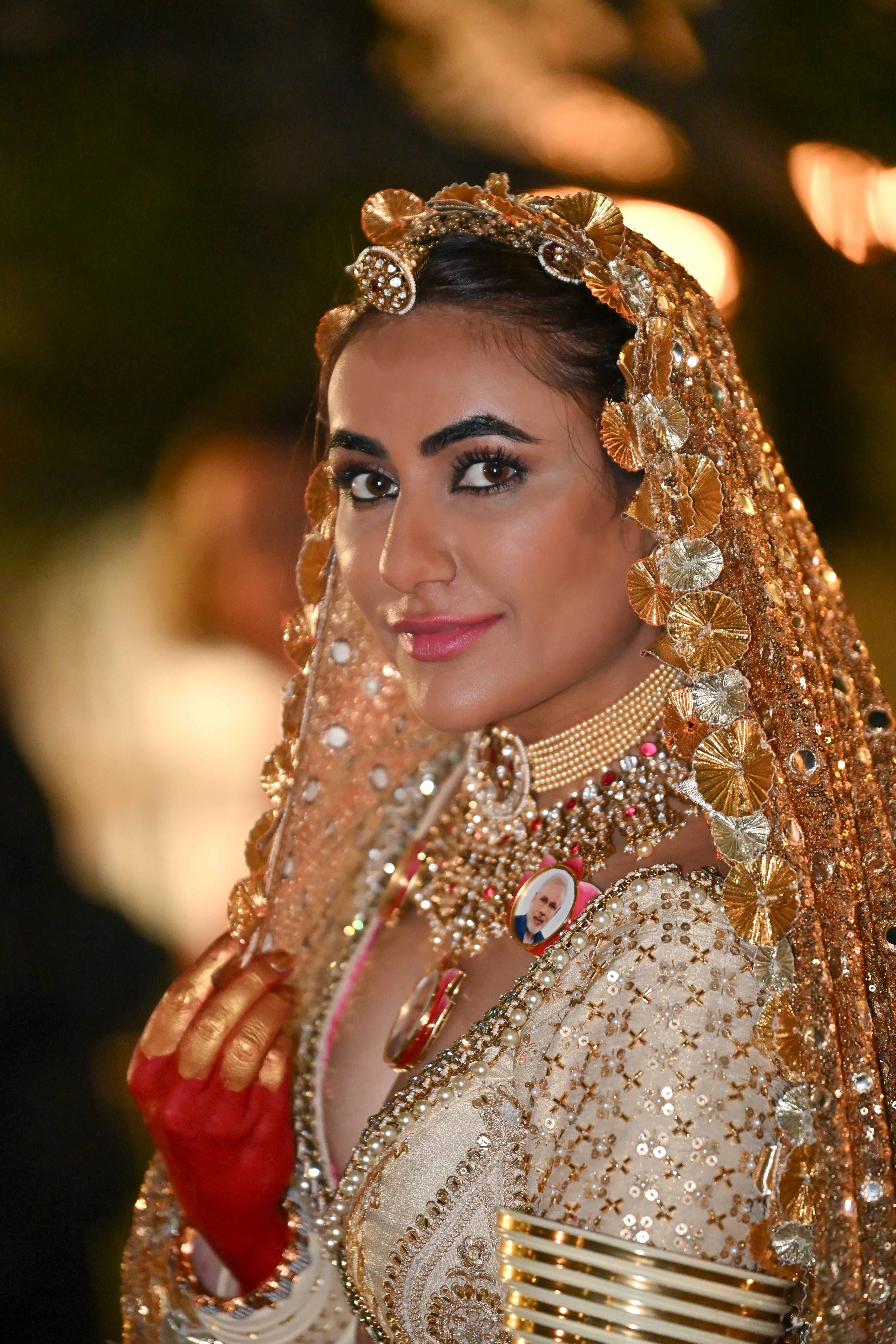 रुचि की पोशाक को डिजाइनर रूपा शर्मा ने पारंपरिक गोटा-पट्टी, शीशा और जरदोजी कढ़ाई से सजाया, जो जयपुर की शाही विरासत को बखूबी दर्शाता है।