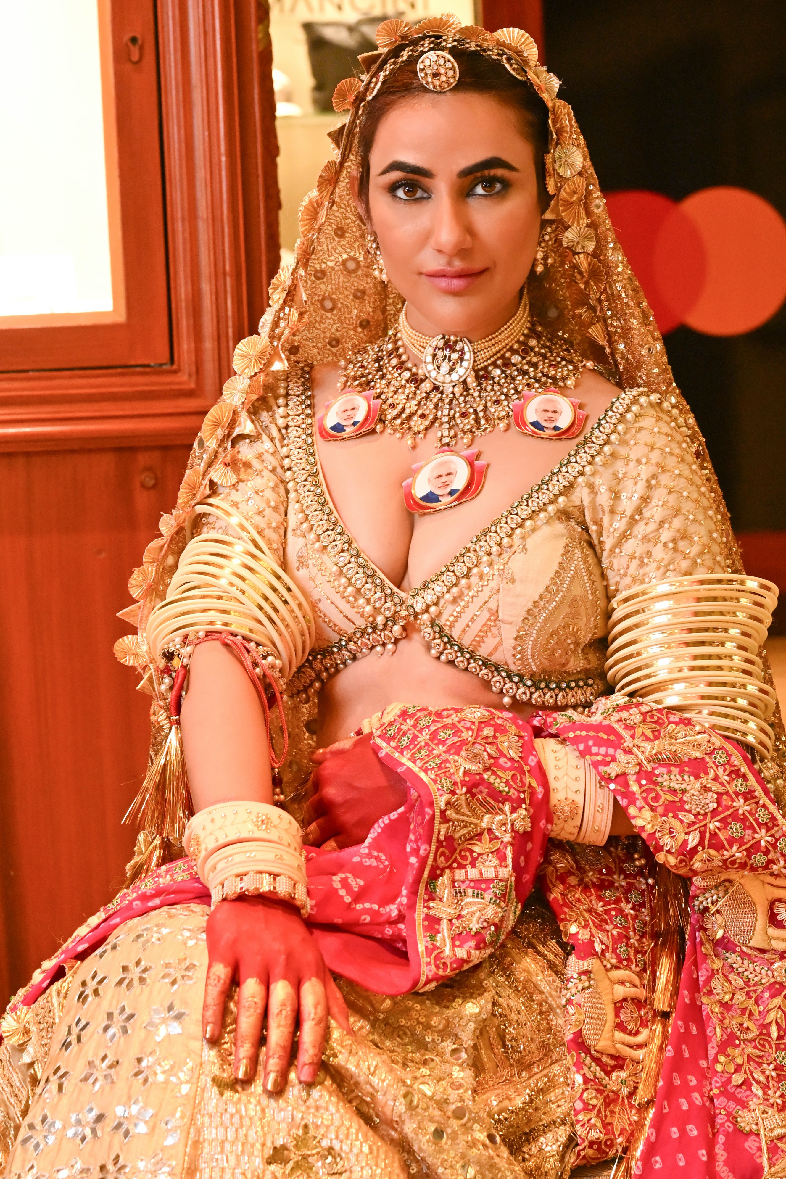 प्रधानमंत्री नरेंद्र मोदी की तस्वीरों से सजे हार के साथ रुचि का यह लुक चर्चा का विषय बना रहा।