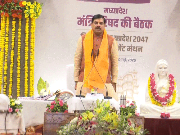 राष्ट्रगीत वंदे मातरम् के बाद कैबिनेट बैठक की शुरुआत हुई।