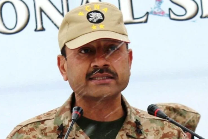 मेजर जनरल रहते हुए मुनीर नॉर्दर्न एरिया के फोर्स कमांडर थे और तब के X कॉर्प्स कमांडर कमर जावेद बाजवा को रिपोर्ट करते थे।