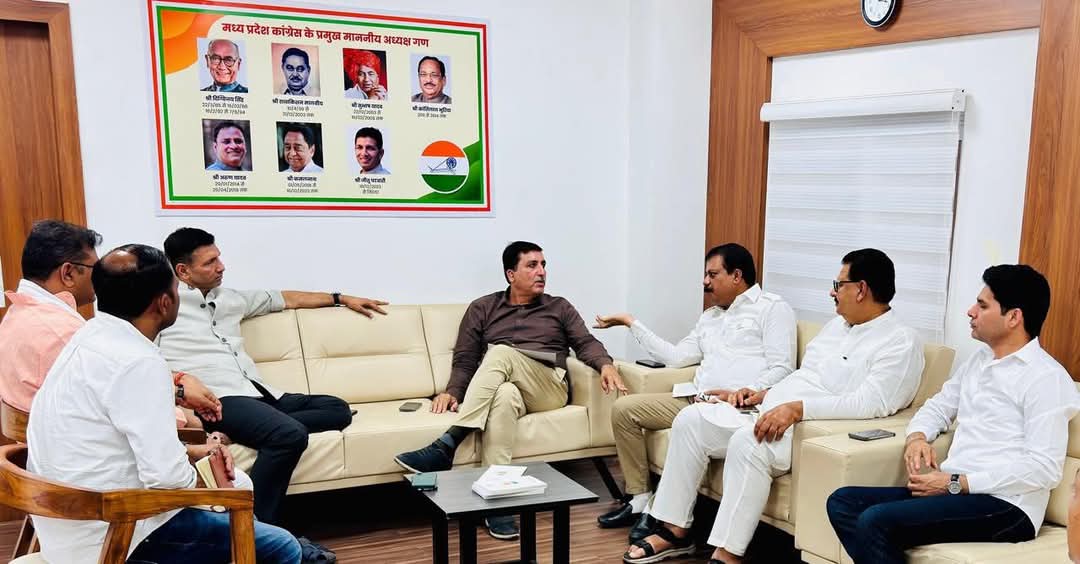 एमपी कांग्रेस में जमीनी स्तर पर संगठन को दुरुस्त करने पर लगातार मंथन चल रहा है। एक बैठक में प्रदेश प्रभारी के साथ चर्चा करते जीतू पटवारी, उमंग सिंघार और अन्य नेता।