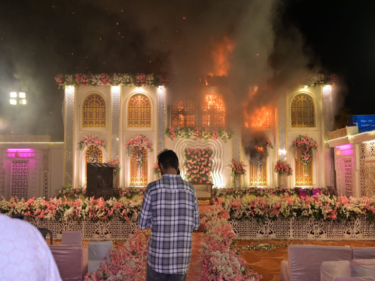 दमकल की 7 गाड़ियों ने आग पर करीब आधे घंटे की मशक्कत के बाद काबू पाया।