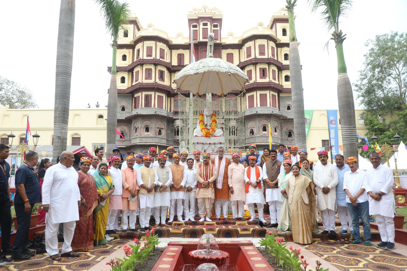 कैबिनेट बैठक से पहले सभी मंत्रियों ने सीएम यादव के साथ राजवाड़ा के सामने फोटो खिंचवाई।