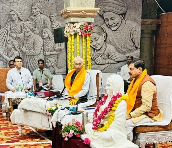 बैठक के दौरान सीएम और सभी मंत्री गणेश हॉल में बिछाए गए पटिए और गद्दे पर बैठे हैं ।