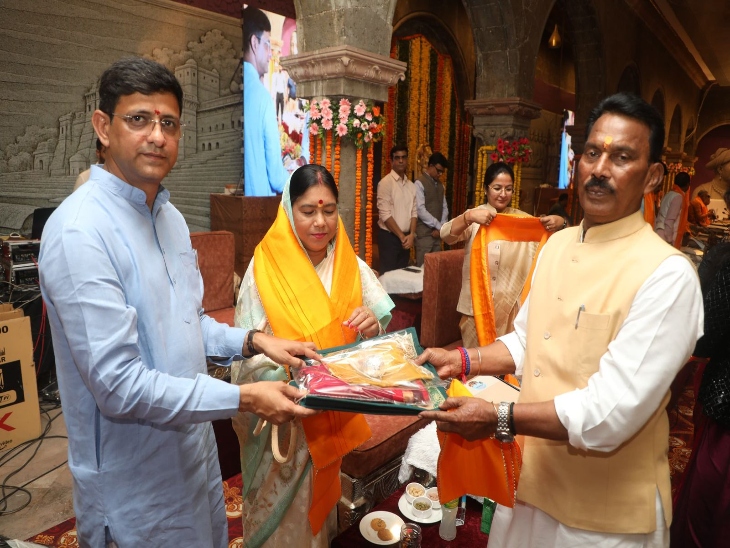 महिला मंत्रियों को महेश्वरी साड़ी दी गई। देवी अहिल्याबाई ने बुनकरों को महेश्वर में साड़ी बनाने का प्रशिक्षण दिलाया था।