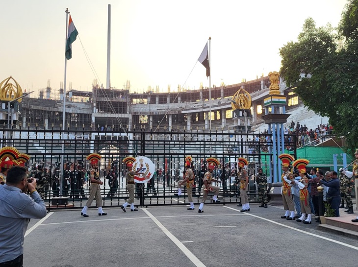 बीएसएफ आणि पाक रेंजर्सनी आपापल्या देशांचे झेंडे उतरवले. या काळात दरवाजे बंद राहिले.