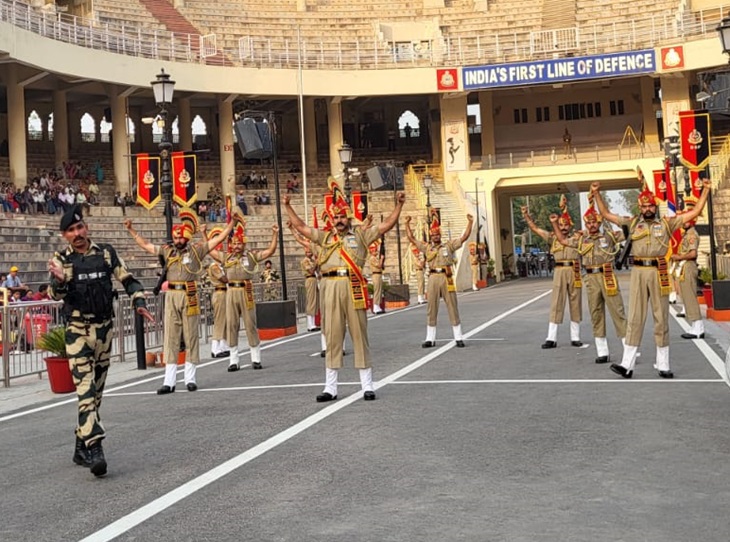 रिट्रीट सेरेमनीत उत्साह दाखवताना बीएसएफ सैनिक.