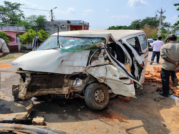 हादसे के बाद कार का सामने का हिस्सा क्षतिग्रस्त हो गया।