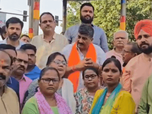 भाजपा से पूर्व विधायक रघुनंदन भदौरिया ने समर्थकों के साथ अखिलेश यादव का पुतला फूंका।